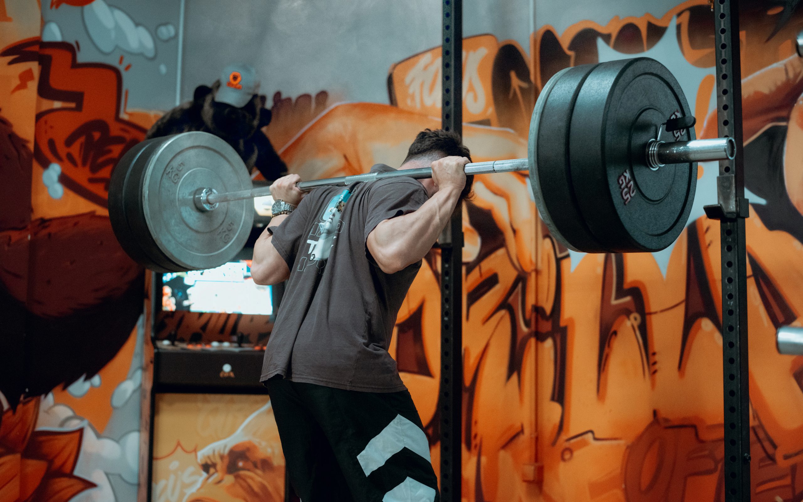 Entrenamiento de cuádriceps, sentadilla con barra. Típico ejercicio con errores comunes en el entrenamiento.